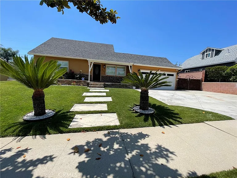 737 N Garsden Ave — Photo 1