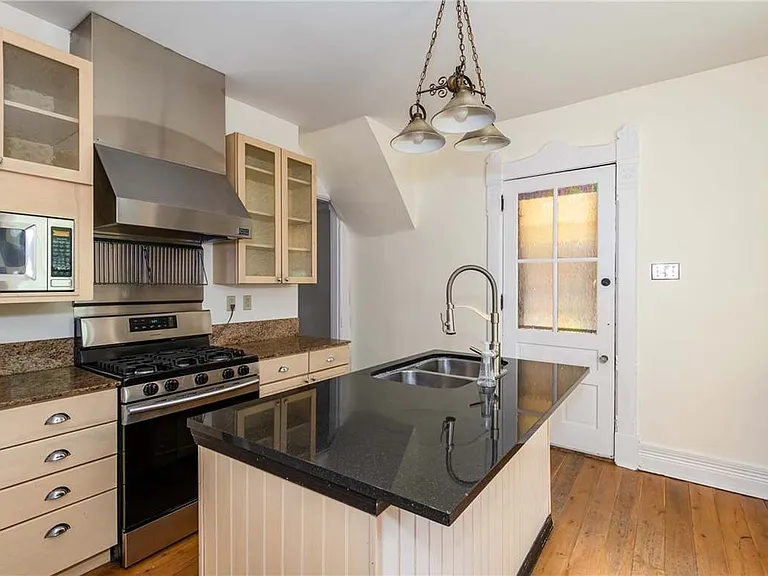 320 Park Dr — Photo 16