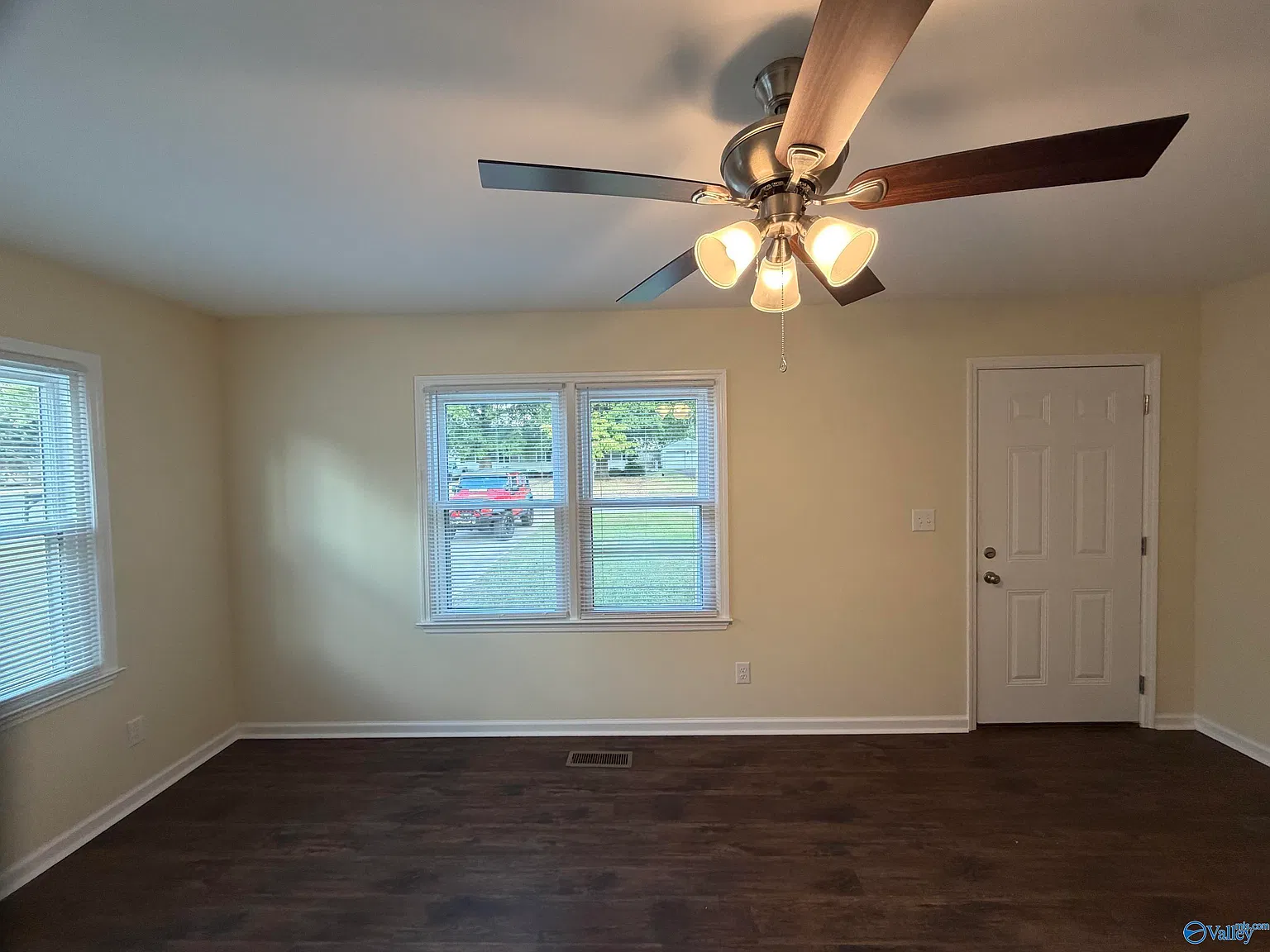 3 bed, 1.0 bath, 1096 sqft, $1,200 — Photo 4