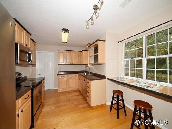 3rd image of 804 Summit Farm Ln