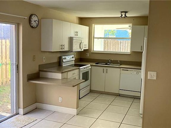 5th image of 251 E Riverbend Dr