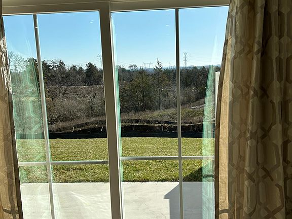 5th image of 218 Pryor Dr