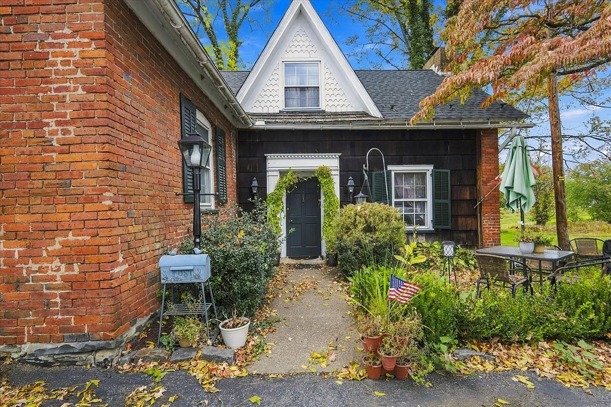 2 bed, 2100 sqft, $2,350 — Photo 3