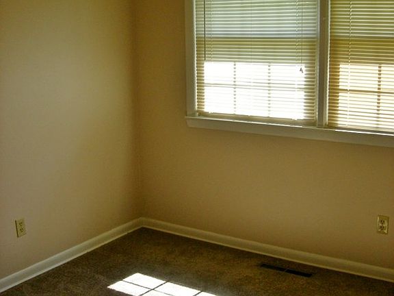 3rd image of 4916 Cambridge Dr
