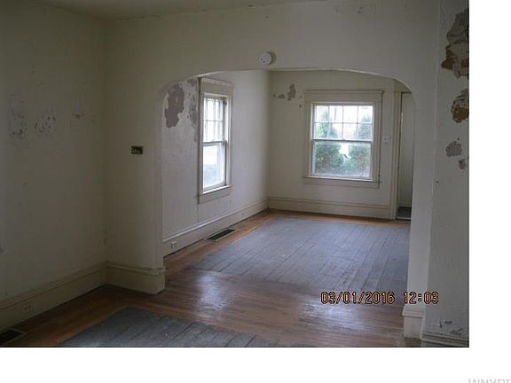 3rd image of 211 Charles St