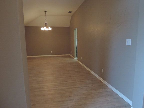 4th image of 115 Northampton Cir