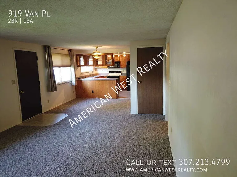 919 Van Pl — Photo 4
