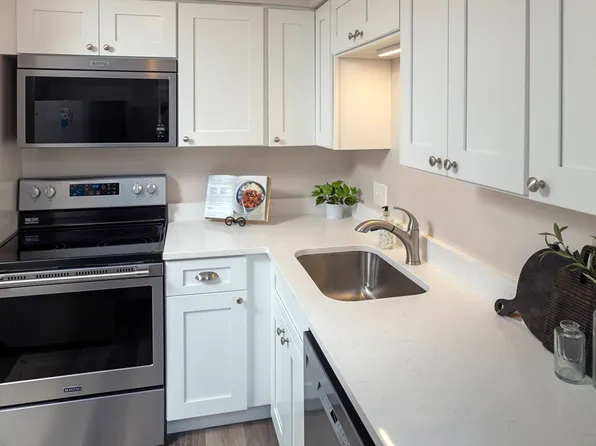 9 Royal Crest Dr APT 11, Randolph, MA 02368