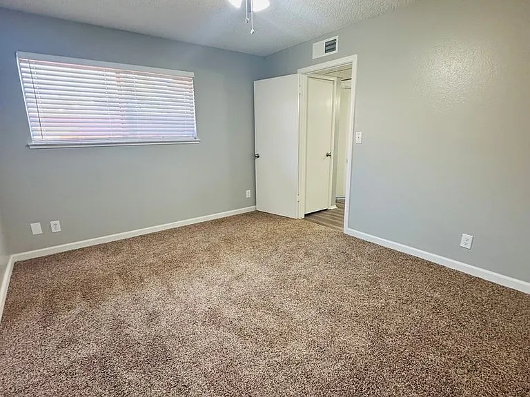 3829 Whitney Ave — Photo 31