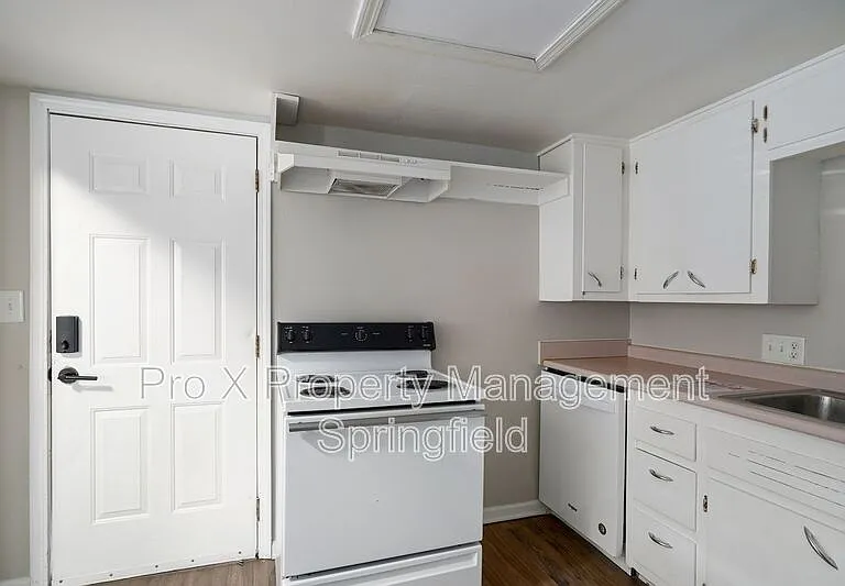 2929 E University St #5 — Photo 5