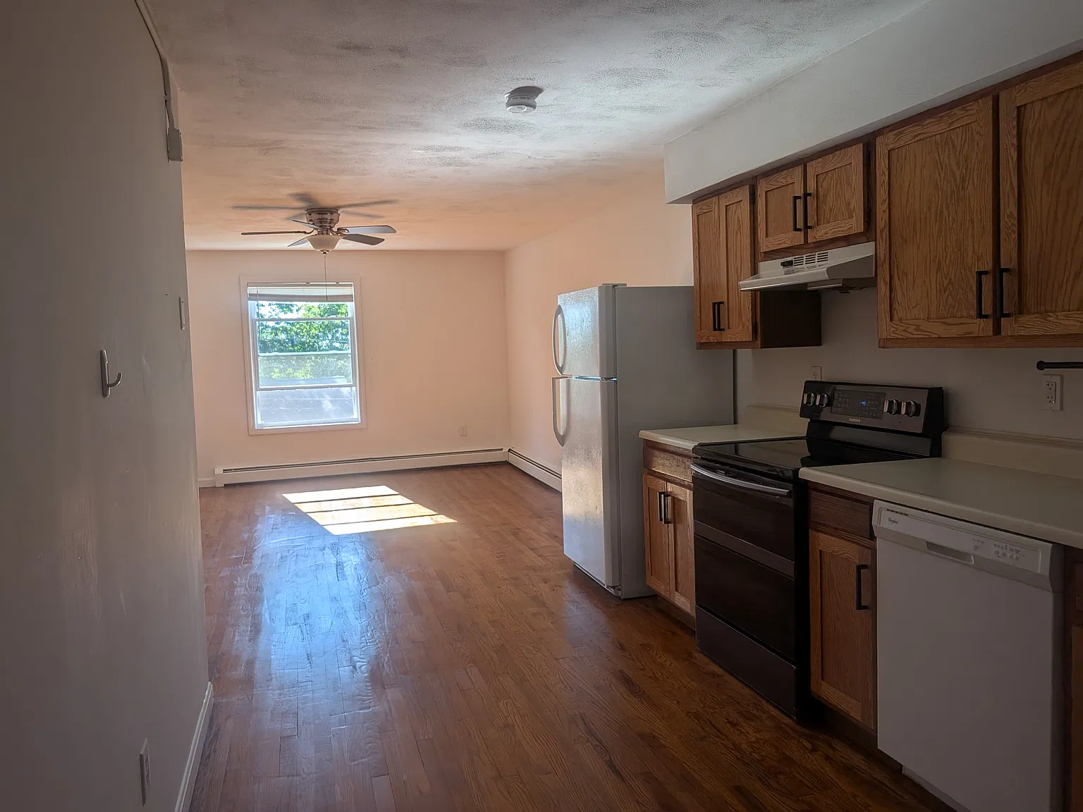1 bed, 858 sqft, $1,550 — Photo 2