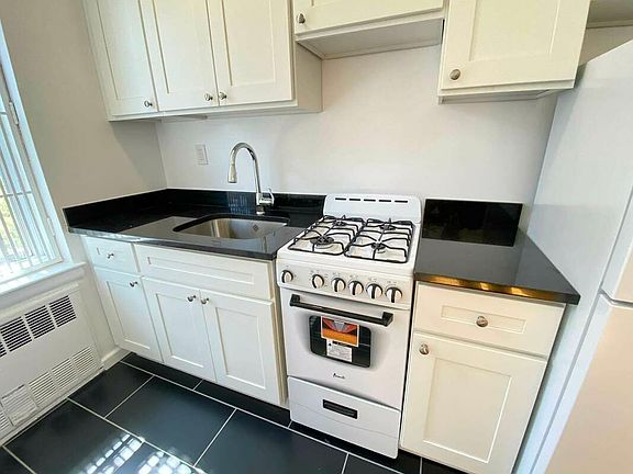 5th image of 240 E 89th St #4B