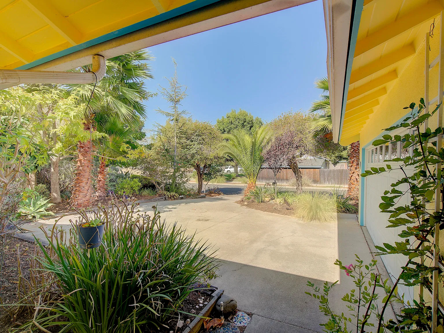 3 bed, 2.0 bath, 1542 sqft, $7,900 — Photo 4