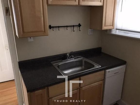 2nd image of 5200 N Leavitt St #52042