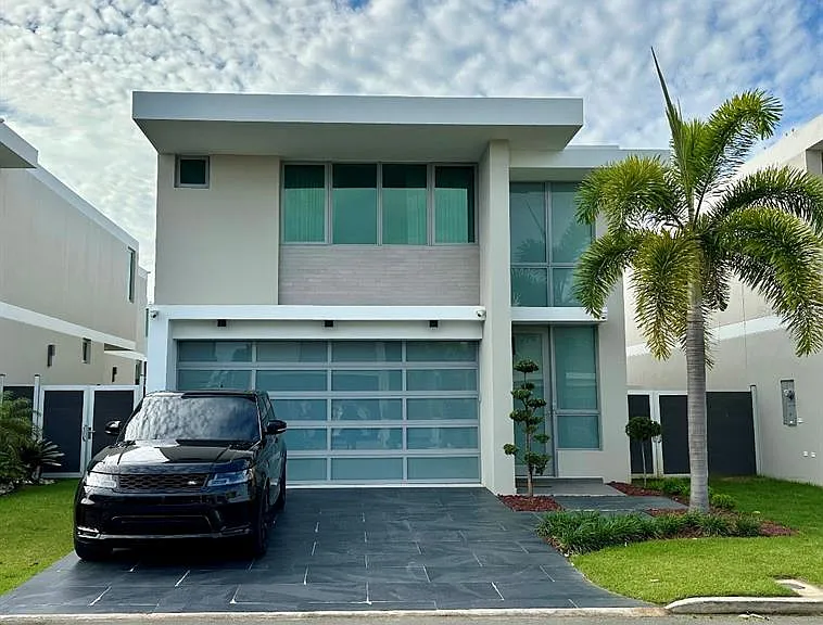 68 Riviera Vlg — Photo 1