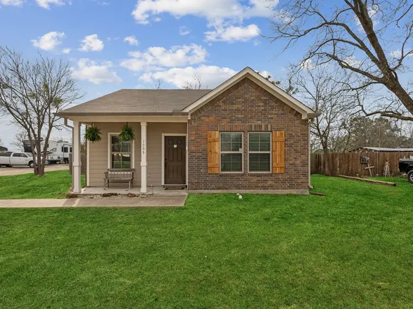 1005 Gibbard Ave, Wills Point, TX 75169