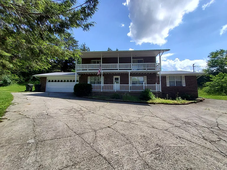 1231 Village Dr — Photo 3