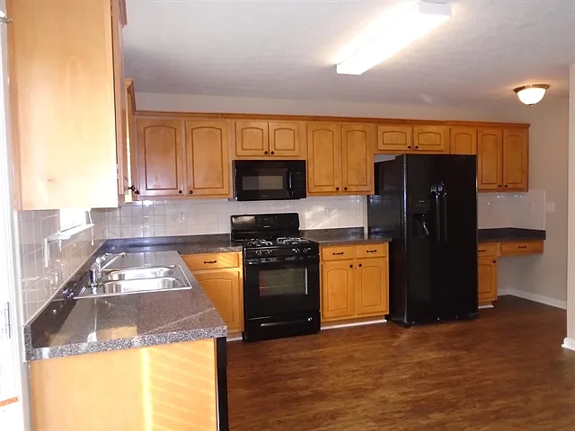 2120 Parador Bnd — Photo 2