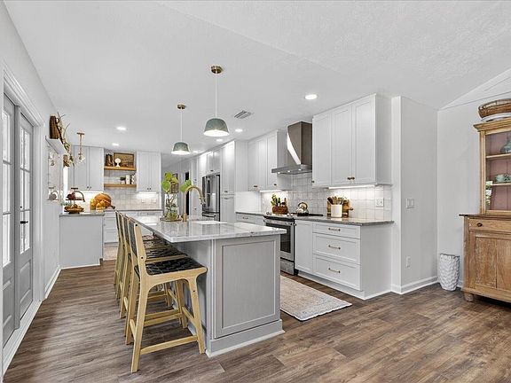 2nd image of 3653 Westmoreland Dr