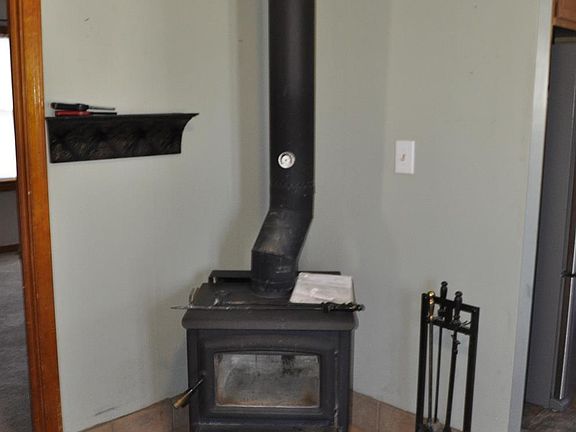 3rd image of 214 E 4th St