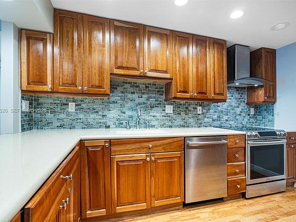 4th image of 100 Edgewater Dr APT 342