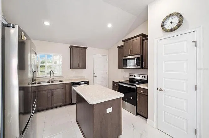 900 Edith Dr — Photo 4