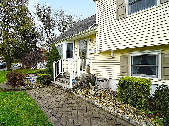 4th image of 8 Hadler Dr