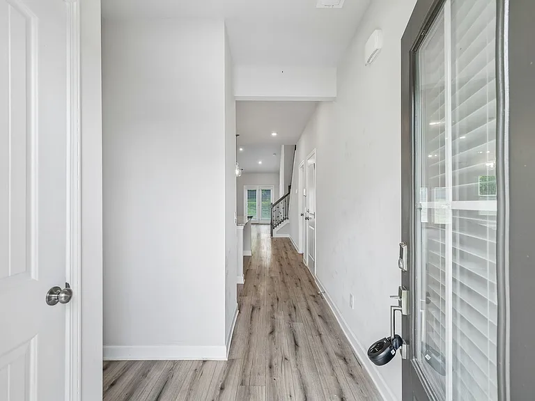 574 Becks Pl — Photo 2