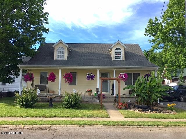 1st image of 302 E 9th St