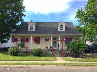 302 E 9th St, Johnston City, IL 62951