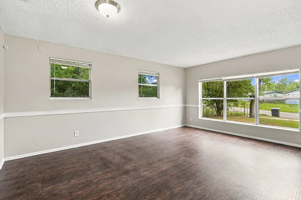 3 bed, 1.0 bath, 921 sqft, $1,320 — Photo 4