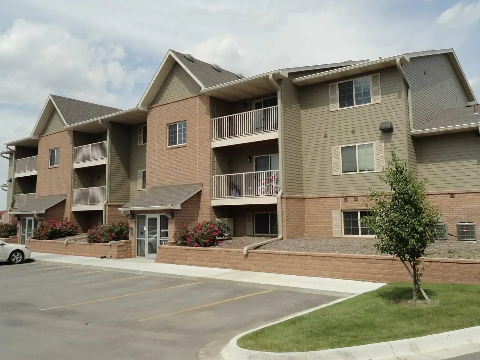 Elkhorn Ridge Apartments — Photo 1