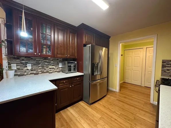 50 Riverview Court image 6 of 13