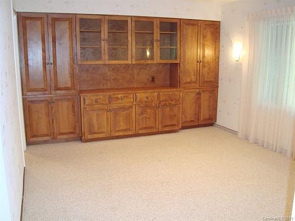 5th image of 77 Brookwood Dr