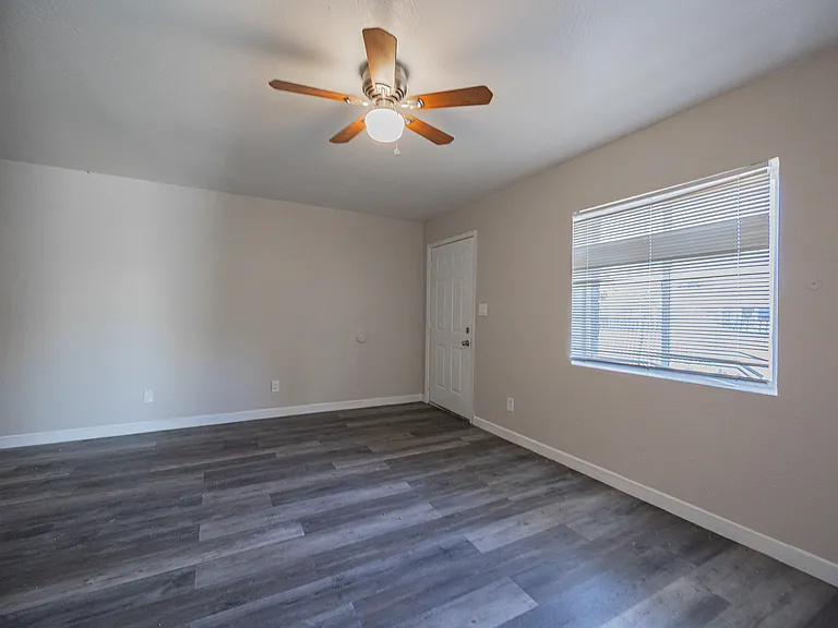 1703 W Mountain View Rd — Photo 33