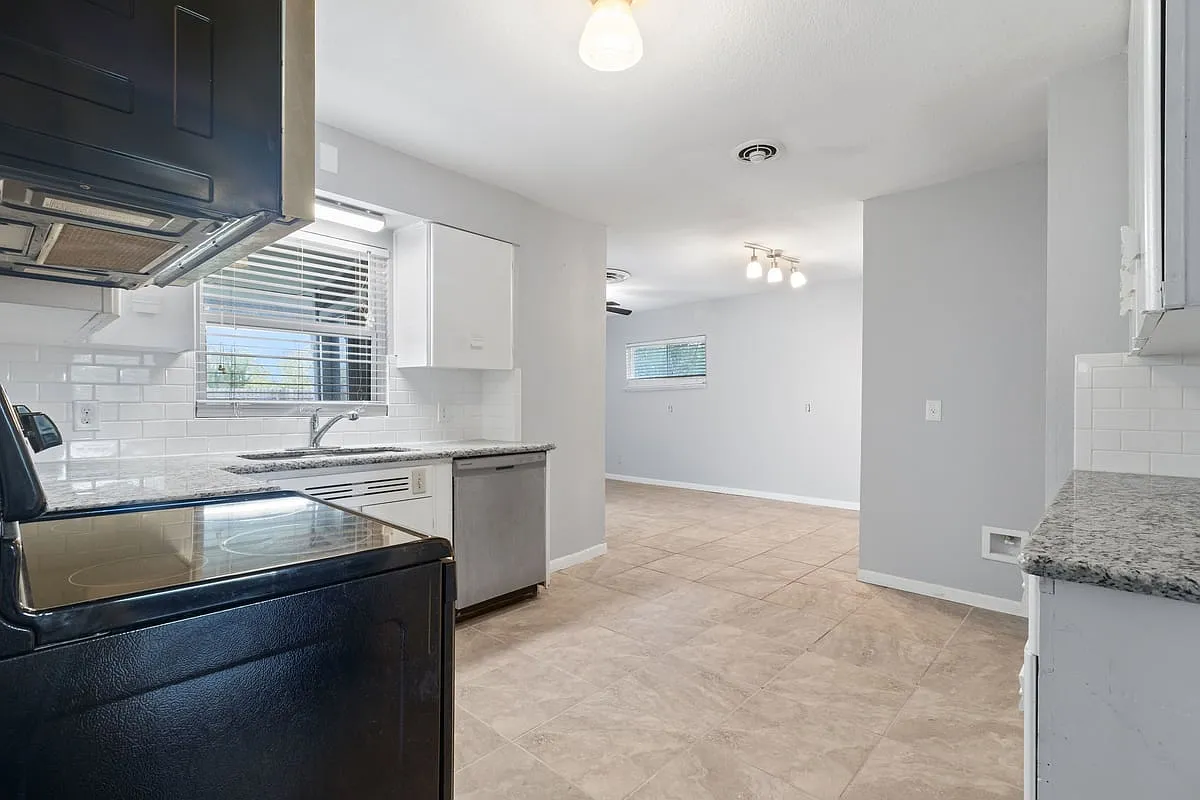 311 Karen Lane Unit A — Photo 3