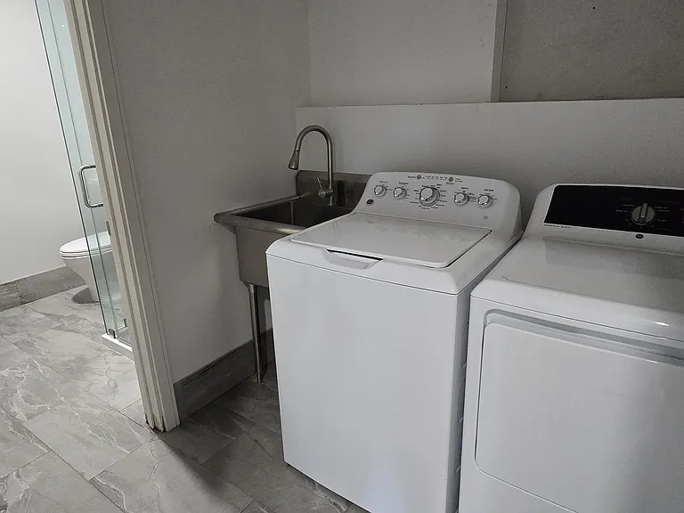 2577 Hillcrest Ave #3 — Photo 11