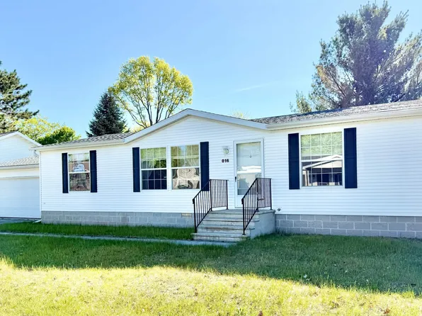 16 Kenneally Blvd, Gladstone, MI 49837