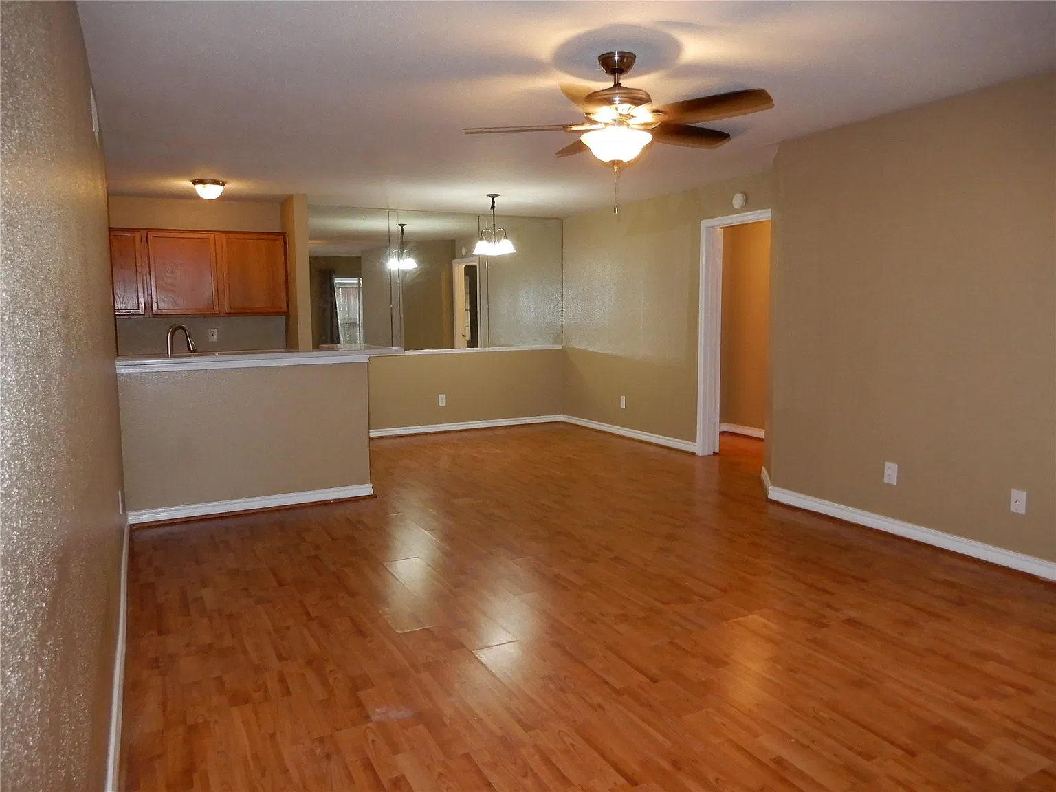 2 bed, 2.0 bath, 1014 sqft, $1,300 — Photo 3