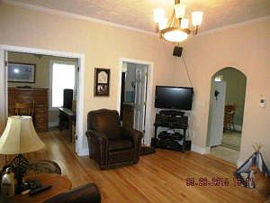 Living room note maple flooring in LR, M