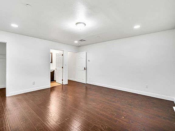 3rd image of 1225 W 37th Pl #3B-3Ba-1315Sqft