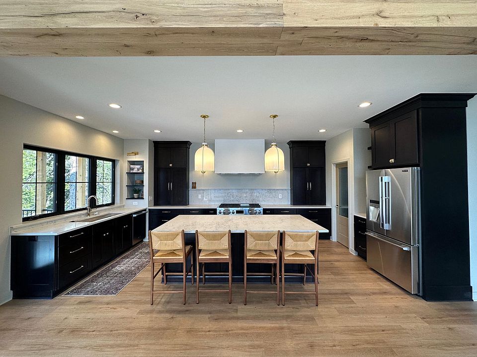 Large kitchen with high end appliances and walk in pantry