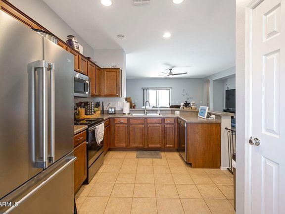 3rd image of 225 W REEVES Avenue