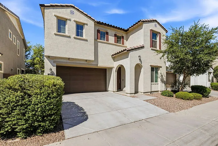 692 N Blackbird Dr — Photo 2