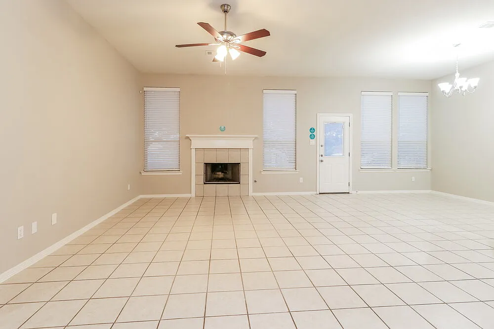 3 bed, 2.0 bath, 1606 sqft, $1,830 — Photo 4