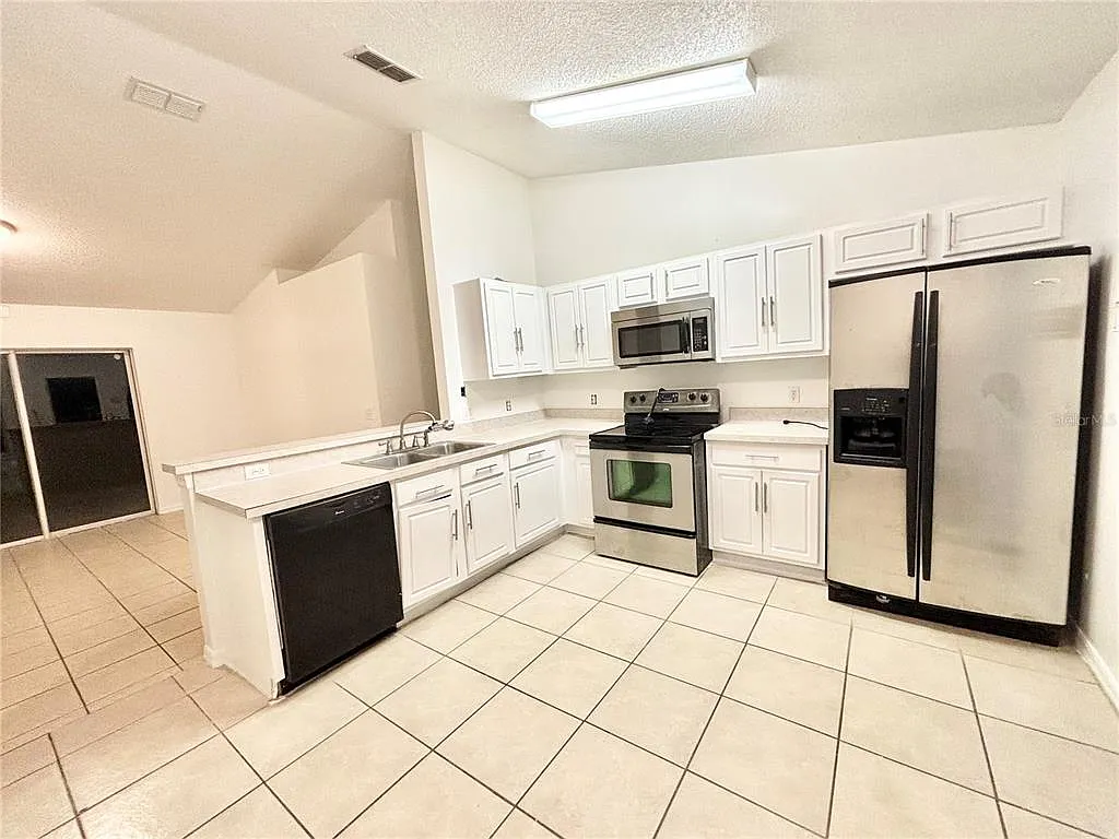 3 bed, 2.0 bath, 1438 sqft, $1,850 — Photo 2