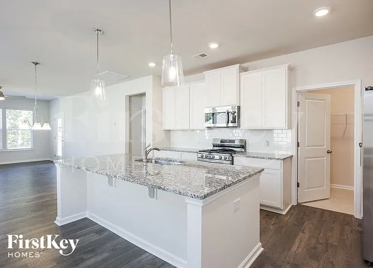 534 Hillpark Ln — Photo 5