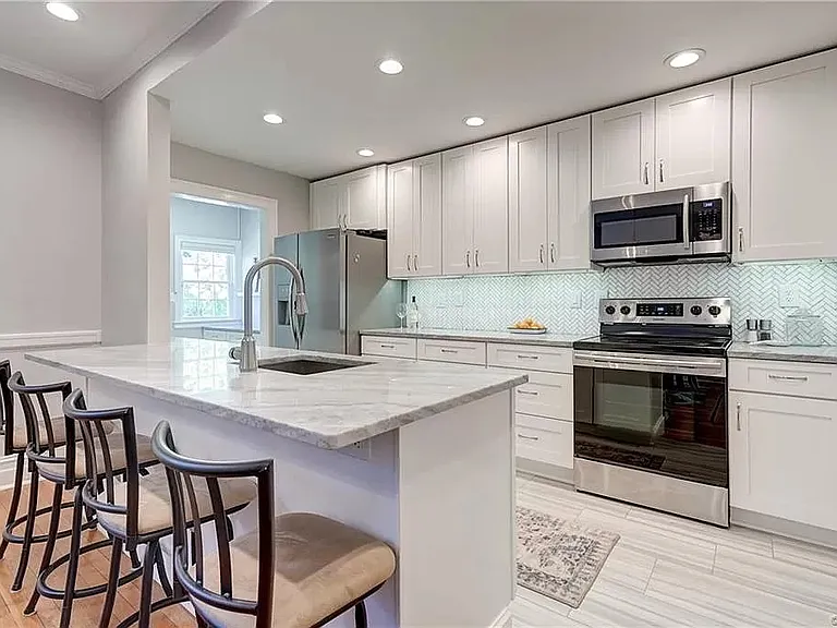 2414 Maplewood Ave — Photo 10