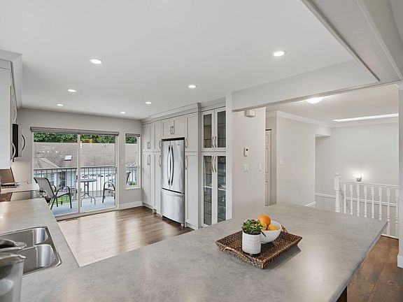 3rd image of 2988 Horn St #26