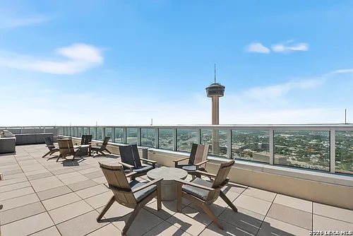 610 E Market #2606 Photo 1